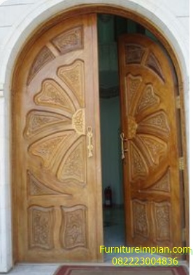 Pintu utama lengkung motif ukir bunga